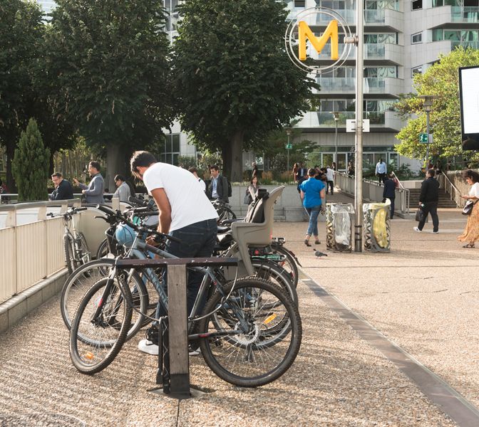 Stationnement vélo à La Défense 07-2023 (c) Bénédite Topuz