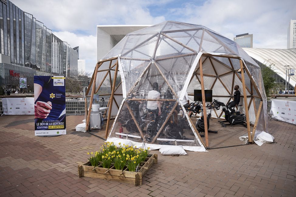 Une installation événementielle conçue pour Jonquille pour Curie 2020 à La Défense