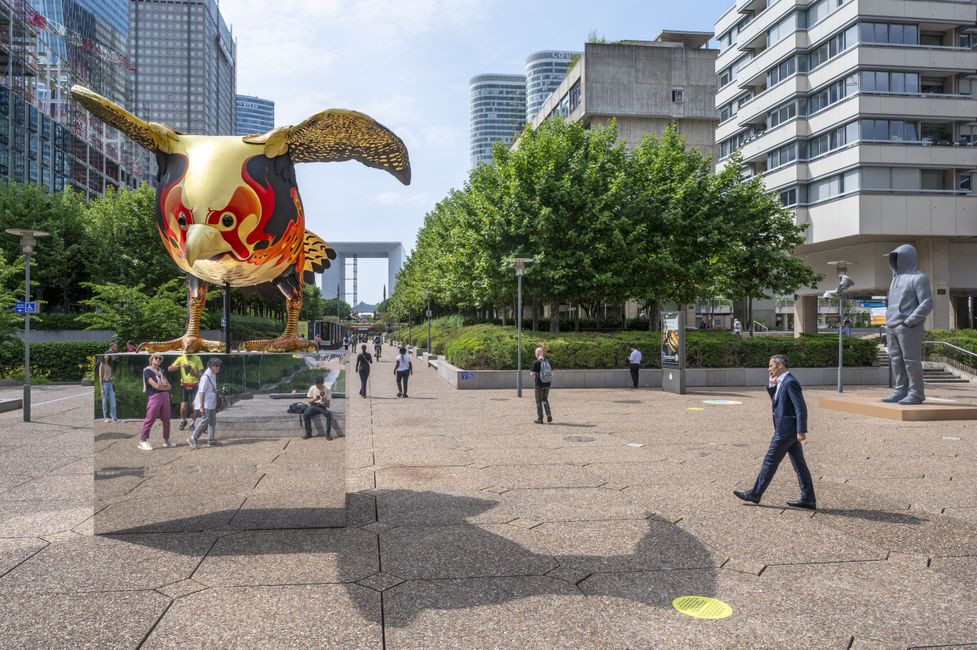 Des visiteurs lors de l'événement d'art en plein air Les Extatiques 2023 à La Défense