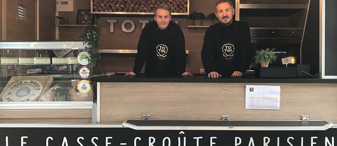Les vendeurs de Totin, Food Truck de Paris La Défense, dans leur camion