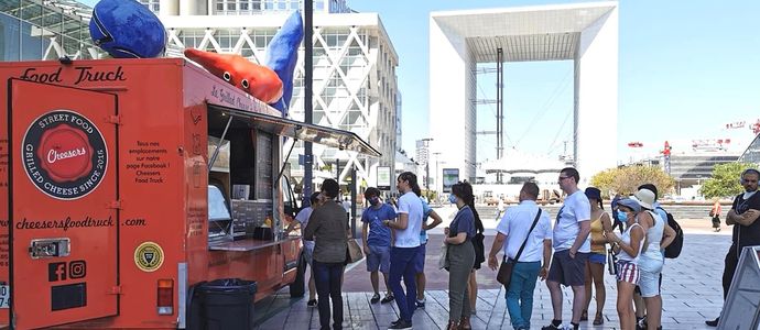 Des clients faisant la queue devant le camion de Cheesers, un Food Truck de Paris La Défense