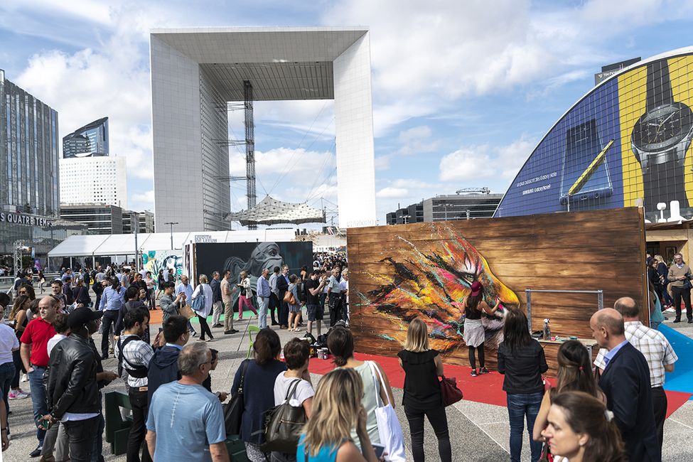 Des visiteurs devant des œuvres d'art de l'événement Urban Week 2018 à La Défense