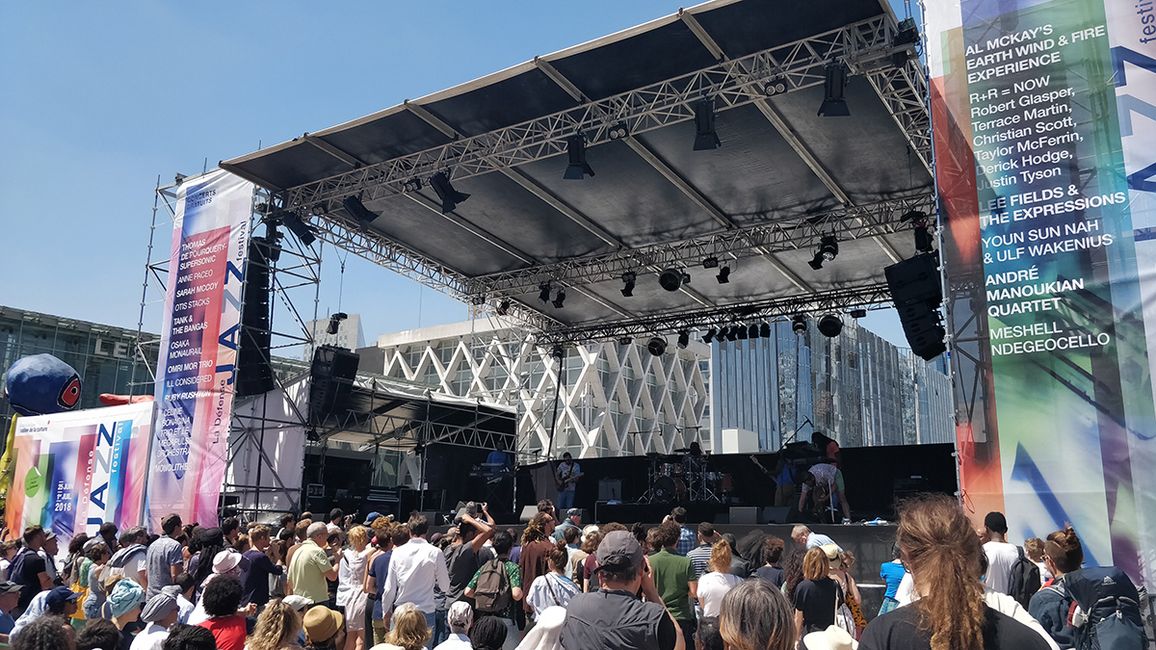 Une scène de concert lors de l'événement La Défense Jazz Festival 2018 à La Défense