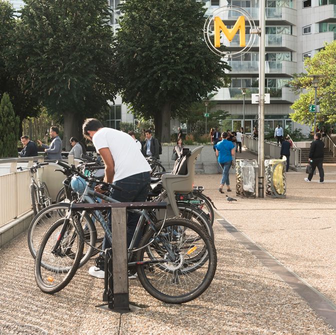Stationnement vélo à La Défense 07-2023 (c) Bénédite Topuz