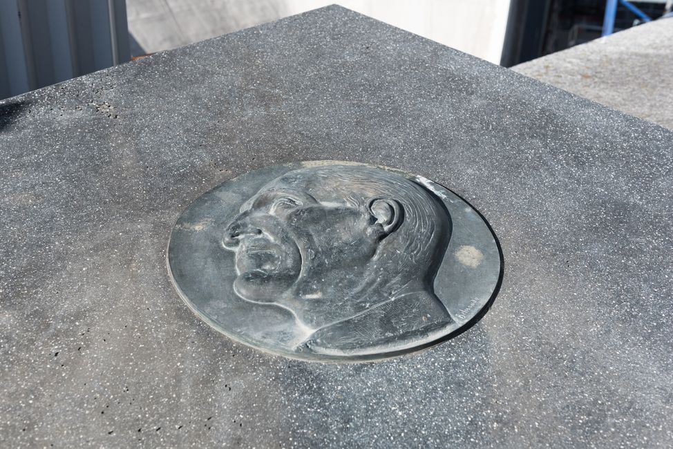 Stèle hommage à E. Pouvreau - Paul Belmondo