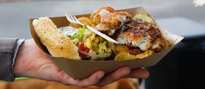 Des spécialités des produits de la mer dans un plat à emporter proposé par Cabane Cape Cod, un Food Truck de Paris La Défense