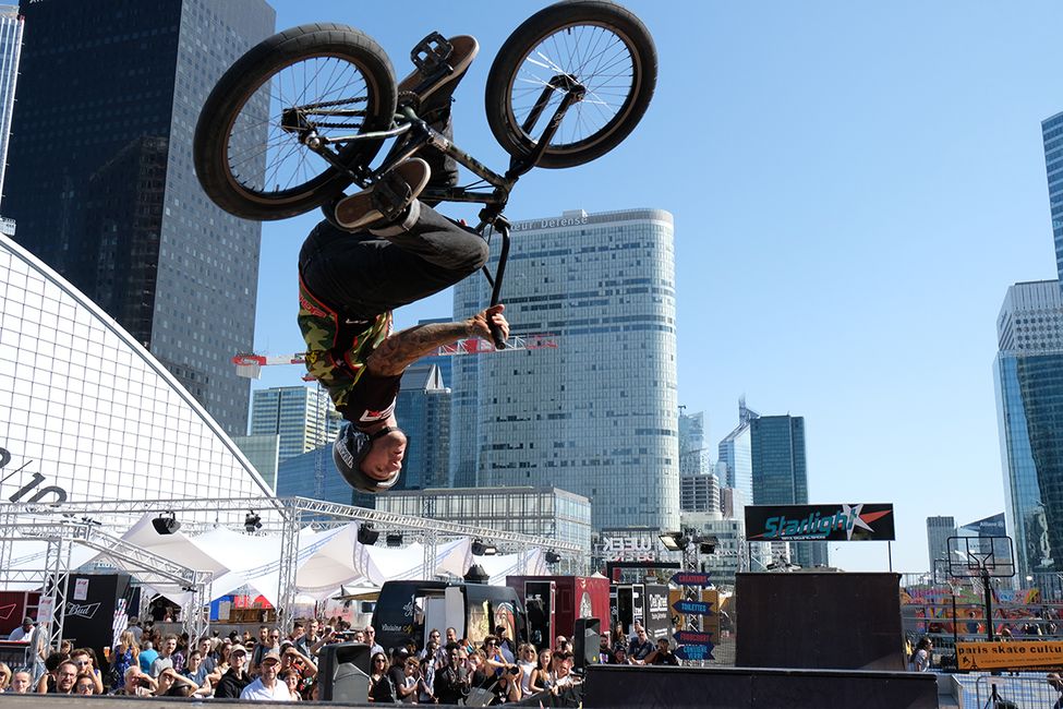 Démonstration de vélo acrobatique à Paris La Défense lors de l'Urban Week