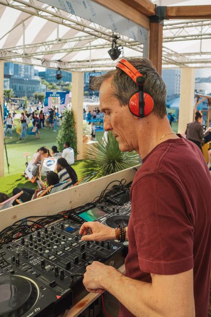 Un DJ en représentation lors de l'événement Garden Parvis 2023 à La Défense