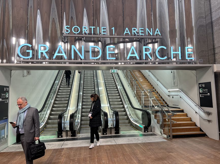 La Défense Grande Arche station