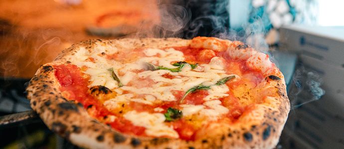 Pizza Del Popolo - Margherita sortant du four