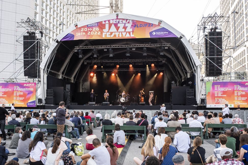 Une scène de concert lors de l'événement La Défense Jazz Festival 2022 à La Défense