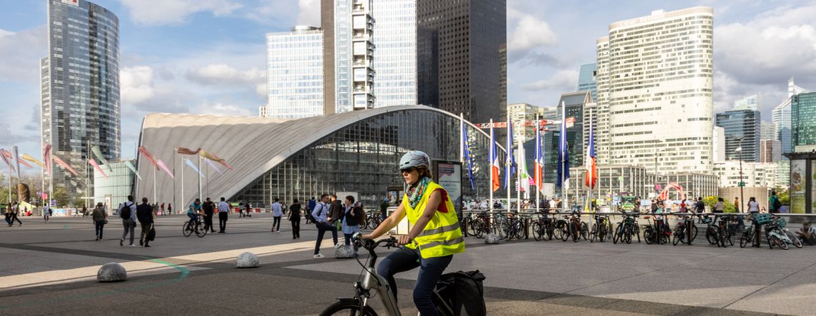 Vue d'ambiance vélo sur le parvis de La Défense