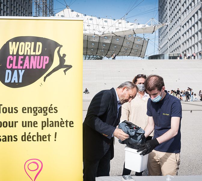 Des milliers de déchets recolletés à Paris La Défense lors du World CleanUp Day